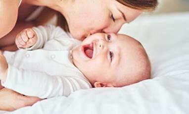 Quels soins choisir pour nettoyer et protéger la peau des bébés ?